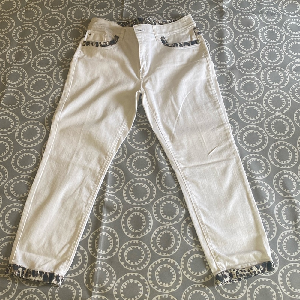 Chico’s platinum ladies ankle pant. White with animal print trim. EUC SZ 0.5